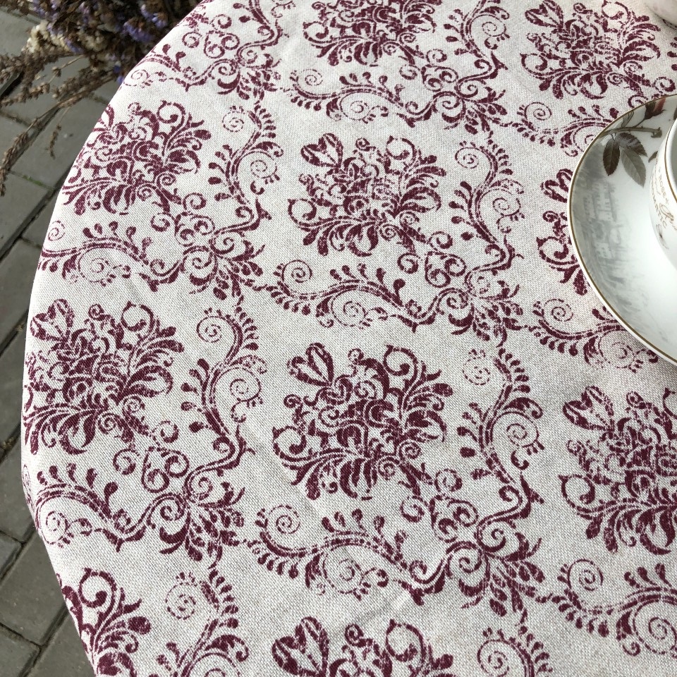 Klasikiniais ornamentais marginta staltiesė